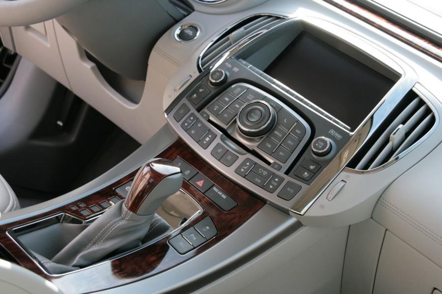 Детали интерьера Buick LaCrosse 2010 года  (NA) (фото 46 из 121)